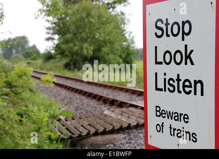 Pedonale segno di avvertimento da rurale linea ferroviaria Bodiam East Sussex England Foto Stock