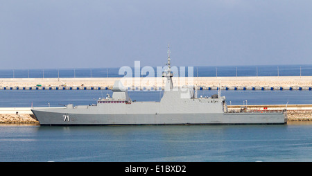 RSS tenace un formidabile fregata classe della Repubblica di Singapore Navy ormeggiata in Salalah, Oman. Foto Stock