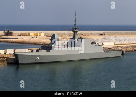 RSS tenace un formidabile fregata classe della Repubblica di Singapore Navy ormeggiata in Salalah, Oman. Foto Stock