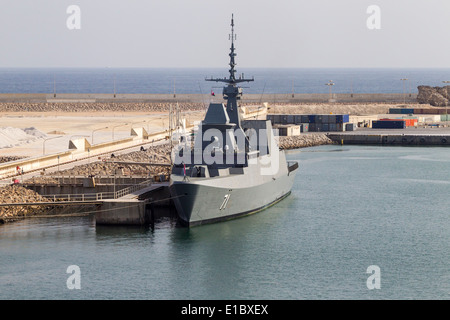 RSS tenace un formidabile fregata classe della Repubblica di Singapore Navy ormeggiata in Salalah, Oman. Foto Stock