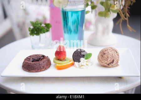 Fondente al cioccolato torta con frutta e gelato Foto Stock