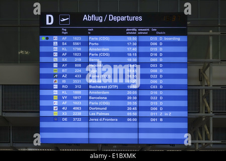 Abflugtafel am Münchner Flughafen, München, Bayern, Deutschland, Europa. Foto Stock