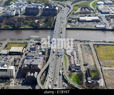 Il Kingston Bridge portante la M8 sul fiume Clyde, Glasgow City Center dall'aria, Scozia centrale, REGNO UNITO Foto Stock