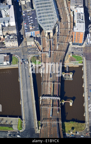 Le vie di avvicinamento alla stazione centrale di Glasgow City Center dall'aria, Scozia centrale, REGNO UNITO Foto Stock