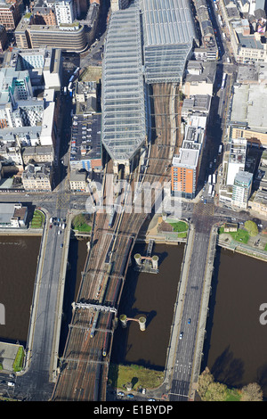 Le vie di avvicinamento alla stazione centrale di Glasgow City Center dall'aria, Scozia centrale, REGNO UNITO Foto Stock