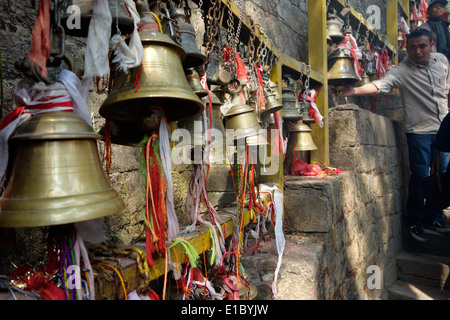 Le campane di ottone presso il santuario in Nepal,religione indù di devozione. Foto Stock