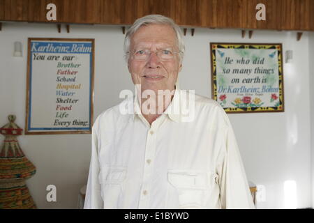 Alem Ketema, Etiopia. 26 gen 2008. FILE - Attore Karlheinz Boehm, fondatore del rilievo organizzazione "enschen fuer Menschen" (persone per le persone) durante il cerimoniale di apertura della tecnica corsi di formazione professionale Centro in Alem Ketema, Etiopia, 26 gennaio 2008. Boehm è morto il 29 maggio 2014 all'età di 86 a Groedig vicino a Salisburgo. Foto: JOERG CARSTENSEN/dpa/Alamy Live News Foto Stock