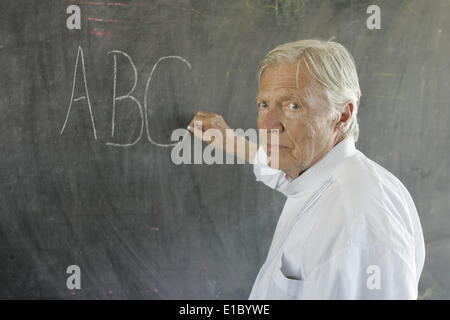 Alem Ketema, Etiopia. 26 gen 2008. FILE - Attore Karlheinz Boehm, fondatore del rilievo organizzazione "enschen fuer Menschen" (persone per le persone) durante il cerimoniale di apertura della tecnica corsi di formazione professionale Centro in Alem Ketema, Etiopia, 26 gennaio 2008. Boehm è morto il 29 maggio 2014 all'età di 86 a Groedig vicino a Salisburgo. Foto: JOERG CARSTENSEN/dpa/Alamy Live News Foto Stock