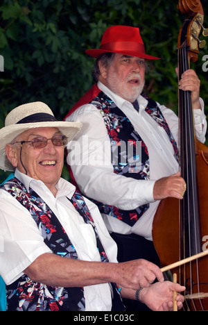 I musicisti jazz a suonare in un auto classica mostra evento, Haslemere, Surrey, Regno Unito. Foto Stock