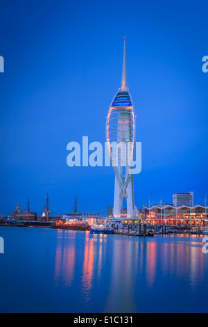 Spinnaker Tower Gunwharf Quays Portsmouth Hampshire Inghilterra al crepuscolo Foto Stock