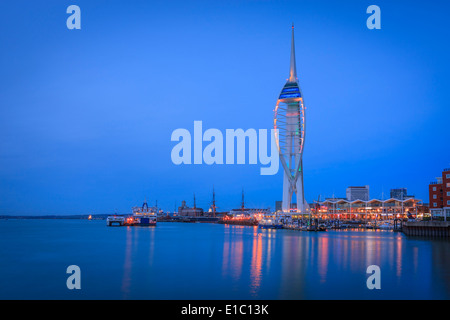 Spinnaker Tower Gunwharf Quays Portsmouth Hampshire Inghilterra al crepuscolo Foto Stock