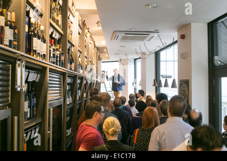 Attore Sam Neill conduce una degustazione di vino la sera a Fosso pensili commercianti di vino , Manchester. Foto Stock