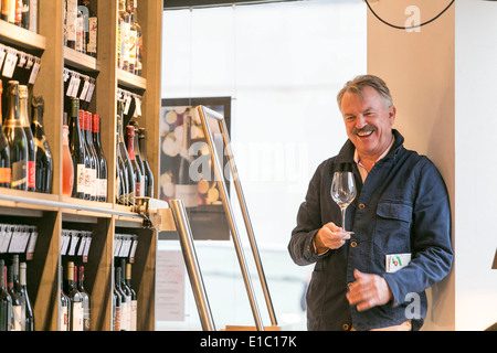 Attore Sam Neill conduce una degustazione di vino la sera a Fosso pensili commercianti di vino , Manchester. Foto Stock