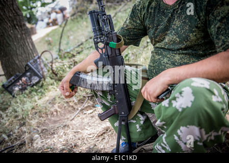 Milizia Pro-Russian checkpoint in Sloviansk durante 2014 Ucraina in conflitto Foto Stock