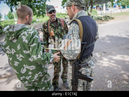 Milizia Pro-Russian checkpoint in Sloviansk durante 2014 Ucraina in conflitto Foto Stock