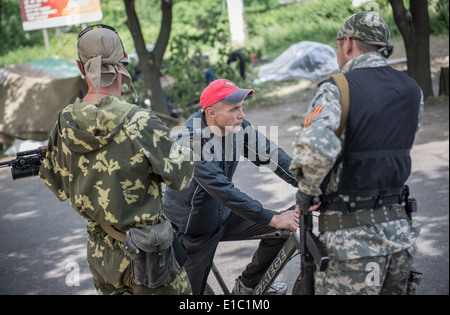 Milizia Pro-Russian checkpoint in Sloviansk durante 2014 Ucraina in conflitto Foto Stock