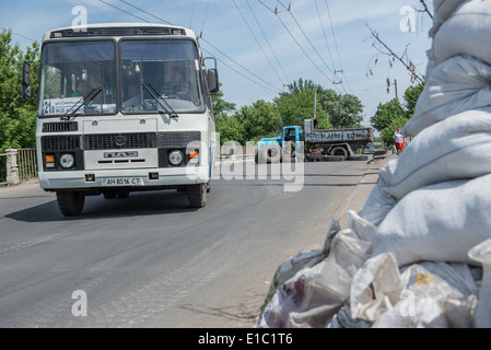 Milizia Pro-Russian checkpoint in Sloviansk durante 2014 Ucraina in conflitto Foto Stock