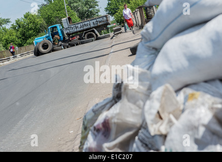 Milizia Pro-Russian checkpoint in Sloviansk durante 2014 Ucraina in conflitto Foto Stock