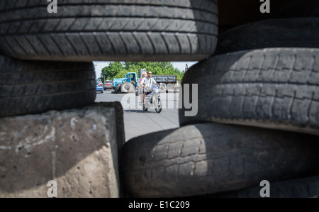 Milizia Pro-Russian checkpoint in Sloviansk durante 2014 Ucraina in conflitto Foto Stock