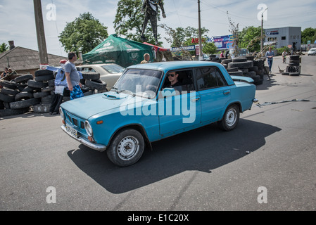 Milizia Pro-Russian checkpoint in Sloviansk durante 2014 Ucraina in conflitto Foto Stock