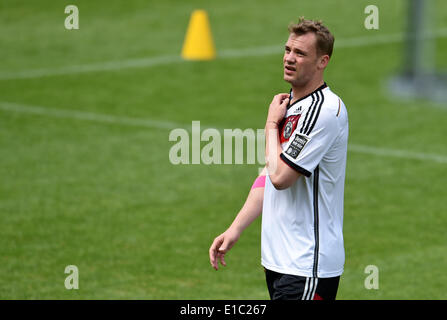 Val Passiria, Italia. Il 30 maggio 2014. Portiere Manuel Neuer del tedesco della nazionale di calcio partecipa a una sessione di formazione su un campo di addestramento a San Leonardo in Passiria, Italia, 30 maggio 2014. Germania nazionale della squadra di calcio si prepara per la prossima Coppa del Mondo FIFA 2014 in Brasile in un campo di addestramento in Alto Adige fino al 30 maggio 2014. Foto: Andreas Gebert/dpa/Alamy Live News Foto Stock