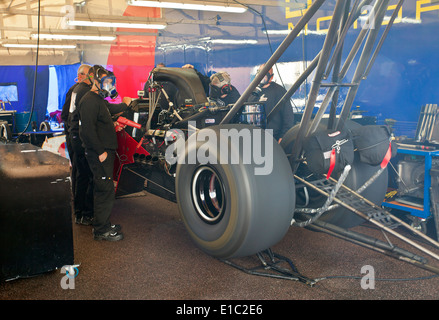 Personale che lavora su un top fuel dragster a Santa Pod. Foto Stock