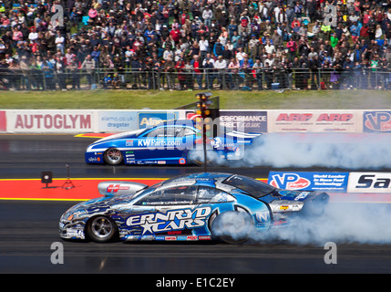 Pro Stock Cars drag racing a Santa Pod. Thomas Linstrom nearside Jimmy Alund lato lontano. Foto Stock