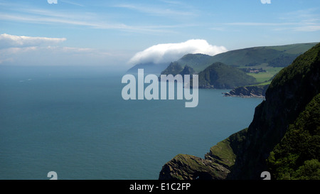 North Devon Coast Est vista dalla costa sud-ovest percorso attraverso Woody Bay a Foreland con cloud top, UK. Foto Stock