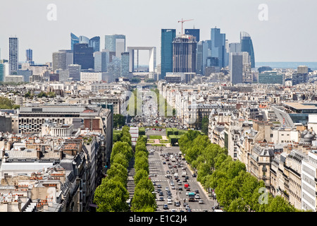 Guardando verso il basso Parigi road verso la Grand Arche e moderni edifici per uffici a La Defense, vista dall'Arc de Triomphe Foto Stock