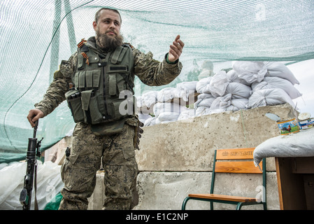 Milizia Pro-Russian checkpoint nel villaggio Semionovka, periferia di Sloviansk durante 2014 Ucraina in conflitto Foto Stock