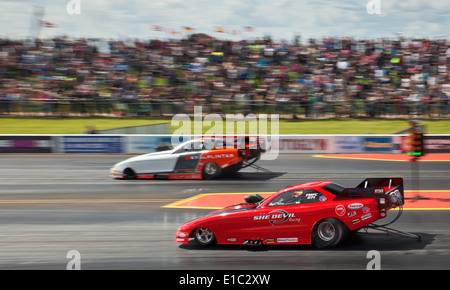 Top metanolo funny cars drag racing a Santa Pod. Stephanie Milam nearside Johan Lindburg lato lontano. Foto Stock