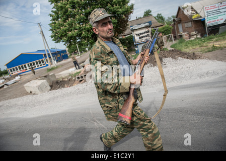 Milizia Pro-Russian checkpoint nel villaggio Semionovka, periferia di Sloviansk durante 2014 Ucraina in conflitto Foto Stock