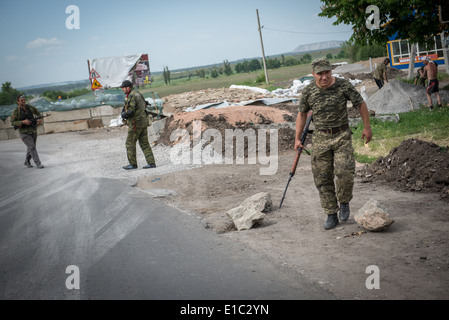 Milizia Pro-Russian checkpoint nel villaggio Semionovka, periferia di Sloviansk durante 2014 Ucraina in conflitto Foto Stock