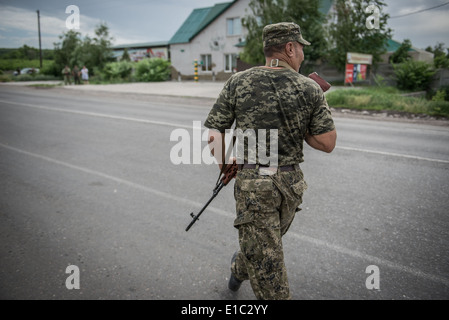 Milizia Pro-Russian checkpoint nel villaggio Semionovka, periferia di Sloviansk durante 2014 Ucraina in conflitto Foto Stock