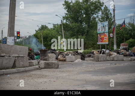 Milizia Pro-Russian checkpoint in Sloviansk durante 2014 Ucraina in conflitto Foto Stock