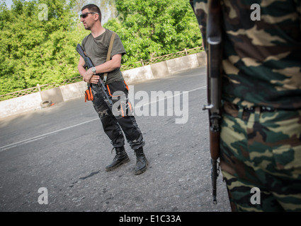Milizia Pro-Russian checkpoint sulla strada fuori Donetsk durante 2014 Ucraina in conflitto Foto Stock