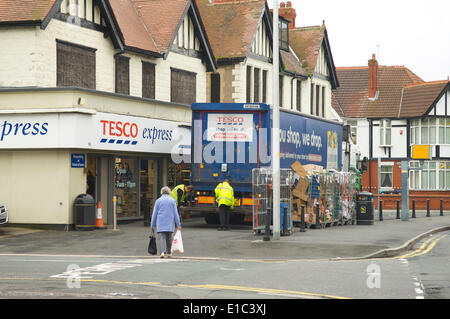 Tesco camion sul marciapiede di consegna delle merci ad un Tesco Express store in Blackpool Foto Stock