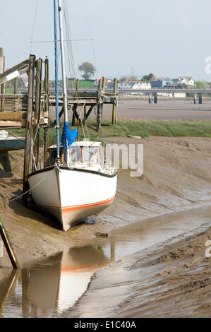 Barche e vecchi capannoni su Skippool Creek sul fiume Wyre estuary Foto Stock