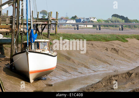 Barche e vecchi capannoni su Skippool Creek sul fiume Wyre estuary Foto Stock