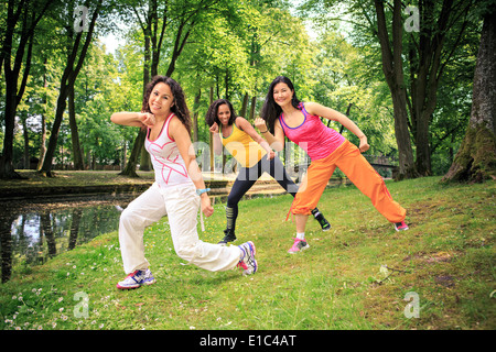 Un gruppo di donne che danzano fitness zumba danza o aerobica in un parco antico Foto Stock
