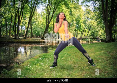 Woman Dancing zumba aerobica o in un parco antico Foto Stock