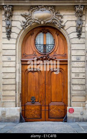 Ornato di porte in legno nel quartiere di Saint Germain-des-Pres Parigi Francia Foto Stock