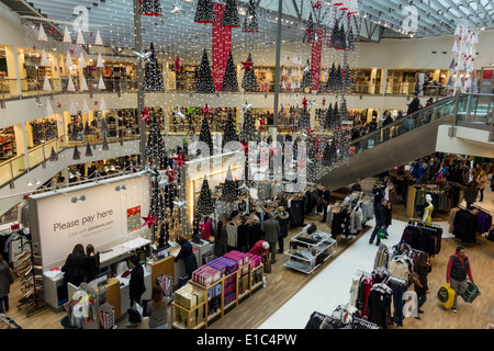 Interno di John Lewis Department Store di Kingston upon Thames durante lo shopping natalizio periodo, Surrey, Regno Unito Foto Stock