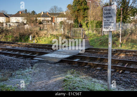 Smettere di guardare ascoltare firmare al passaggio a livello senza barriera, Stroud, Gloucestershire, Regno Unito Foto Stock