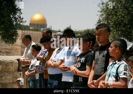 30 maggio 2014 - Ras Al-Amud, Gerusalemme, Territorio palestinese - musulmana palestinese adoratori di partecipare alla preghiera del Venerdì nella Gerusalemme Est quartiere di Ras al-Amud dopo essere rifiutato l'ingresso nel composto di Al-Aqsa in Gerusalemme, 30 maggio 2014. La polizia israeliana limitato l'entrata alla Moschea di Al-Aqsa e consentita solo gli uomini più di 45 anni di età a causa di report di intelligence sulle perturbazioni previste dai palestinesi di al-Aqsa composto (credito Immagine: © Saeed Qaq APA/images/ZUMAPRESS.com) Foto Stock