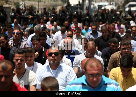 30 maggio 2014 - Ras Al-Amud, Gerusalemme, Territorio palestinese - musulmana palestinese adoratori di partecipare alla preghiera del Venerdì nella Gerusalemme Est quartiere di Ras al-Amud dopo essere rifiutato l'ingresso nel composto di Al-Aqsa in Gerusalemme, 30 maggio 2014. La polizia israeliana limitato l'entrata alla Moschea di Al-Aqsa e consentita solo gli uomini più di 45 anni di età a causa di report di intelligence sulle perturbazioni previste dai palestinesi di al-Aqsa composto (credito Immagine: © Saeed Qaq APA/images/ZUMAPRESS.com) Foto Stock