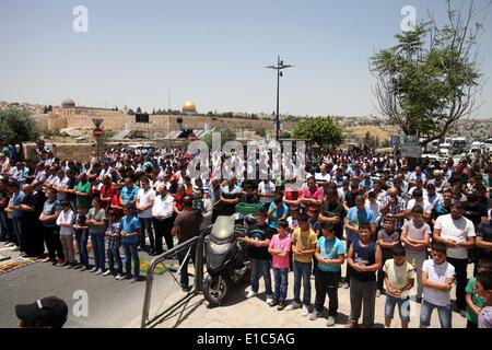 30 maggio 2014 - Ras Al-Amud, Gerusalemme, Territorio palestinese - musulmana palestinese adoratori di partecipare alla preghiera del Venerdì nella Gerusalemme Est quartiere di Ras al-Amud dopo essere rifiutato l'ingresso nel composto di Al-Aqsa in Gerusalemme, 30 maggio 2014. La polizia israeliana limitato l'entrata alla Moschea di Al-Aqsa e consentita solo gli uomini più di 45 anni di età a causa di report di intelligence sulle perturbazioni previste dai palestinesi di al-Aqsa composto (credito Immagine: © Saeed Qaq APA/images/ZUMAPRESS.com) Foto Stock