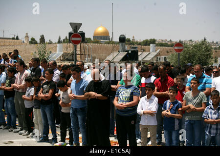 30 maggio 2014 - Ras Al-Amud, Gerusalemme, Territorio palestinese - musulmana palestinese adoratori di partecipare alla preghiera del Venerdì nella Gerusalemme Est quartiere di Ras al-Amud dopo essere rifiutato l'ingresso nel composto di Al-Aqsa in Gerusalemme, 30 maggio 2014. La polizia israeliana limitato l'entrata alla Moschea di Al-Aqsa e consentita solo gli uomini più di 45 anni di età a causa di report di intelligence sulle perturbazioni previste dai palestinesi di al-Aqsa composto (credito Immagine: © Saeed Qaq APA/images/ZUMAPRESS.com) Foto Stock