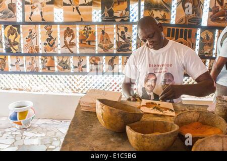 Dakar, Senegal. Xxiv Maggio, 2014. Un artista fa sabbia dipinti alla Galleria Dougoub a Ile de Goree a Dakar, capitale del Senegal, 24 maggio 2014. L'undicesima edizione dell'arte contemporanea africana biennale, Dak nell'arte, si terrà in Senegal dal 9 maggio al 8 giugno. Dakar si trova sulla penisola di Cap-Vert sulla costa atlantica. La sua posizione, sul bordo occidentale dell'Africa, è un vantaggio per l'integrazione di arte contemporanea africana nel mercato internazionale dell'arte. © Li Jing/Xinhua/Alamy Live News Foto Stock
