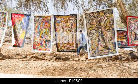 Dakar, Senegal. Xxiv Maggio, 2014. Un abitante di un villaggio passeggiate passato una galleria all'aperto a Ile de Goree a Dakar, capitale del Senegal, 24 maggio 2014. L'undicesima edizione dell'arte contemporanea africana biennale, Dak nell'arte, si terrà in Senegal dal 9 maggio al 8 giugno. Dakar si trova sulla penisola di Cap-Vert sulla costa atlantica. La sua posizione, sul bordo occidentale dell'Africa, è un vantaggio per l'integrazione di arte contemporanea africana nel mercato internazionale dell'arte. © Li Jing/Xinhua/Alamy Live News Foto Stock